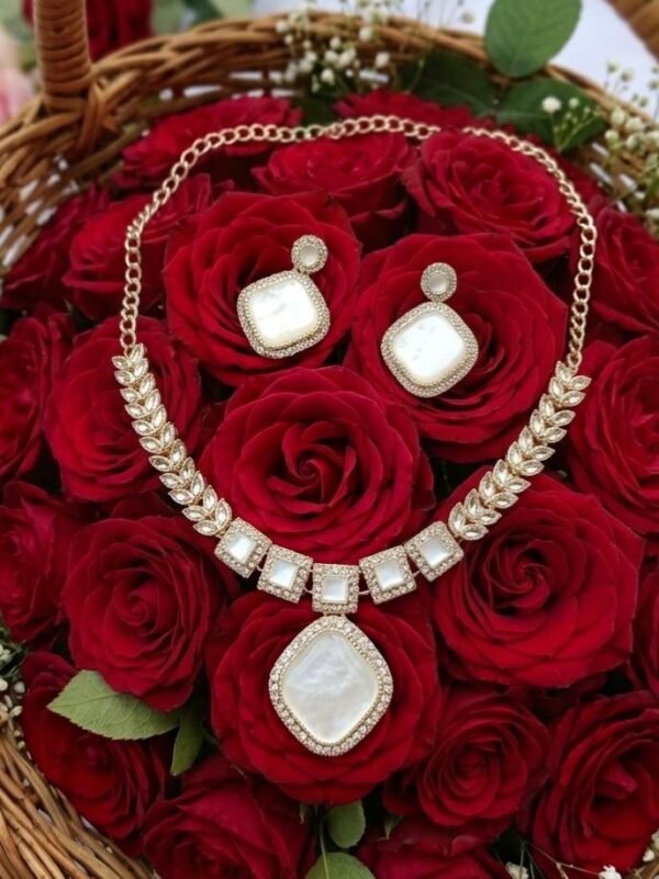Square-shaped necklace
